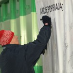 Tomasz Zubilewicz podpisuje graffiti